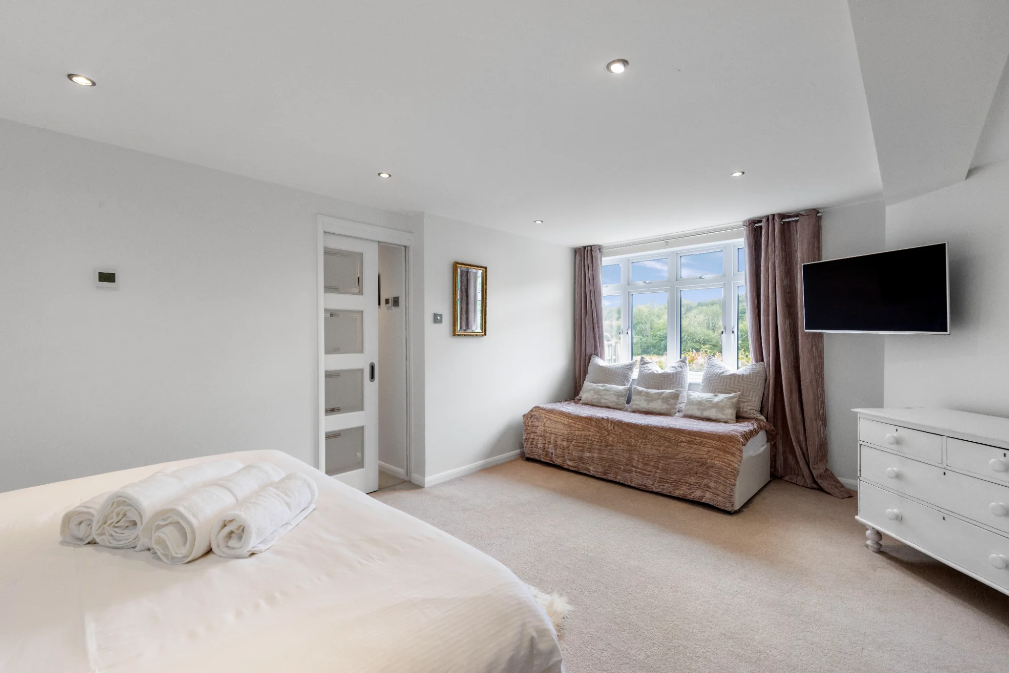 Bedroom with daybed